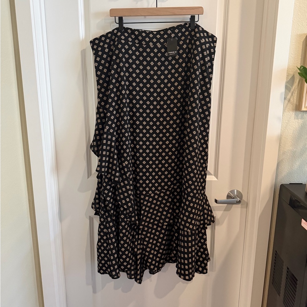 Torrid Black Printed Ruffle Maxi Skirt Size 3 NWT